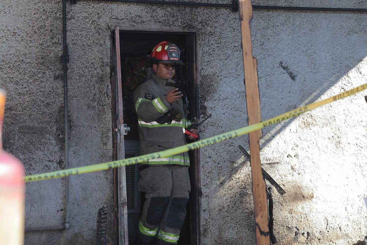 El cuerpo de bomberos atendió el incendio registrado en horas de la tarde en Hermosillo. Foto: Julián Ortega.