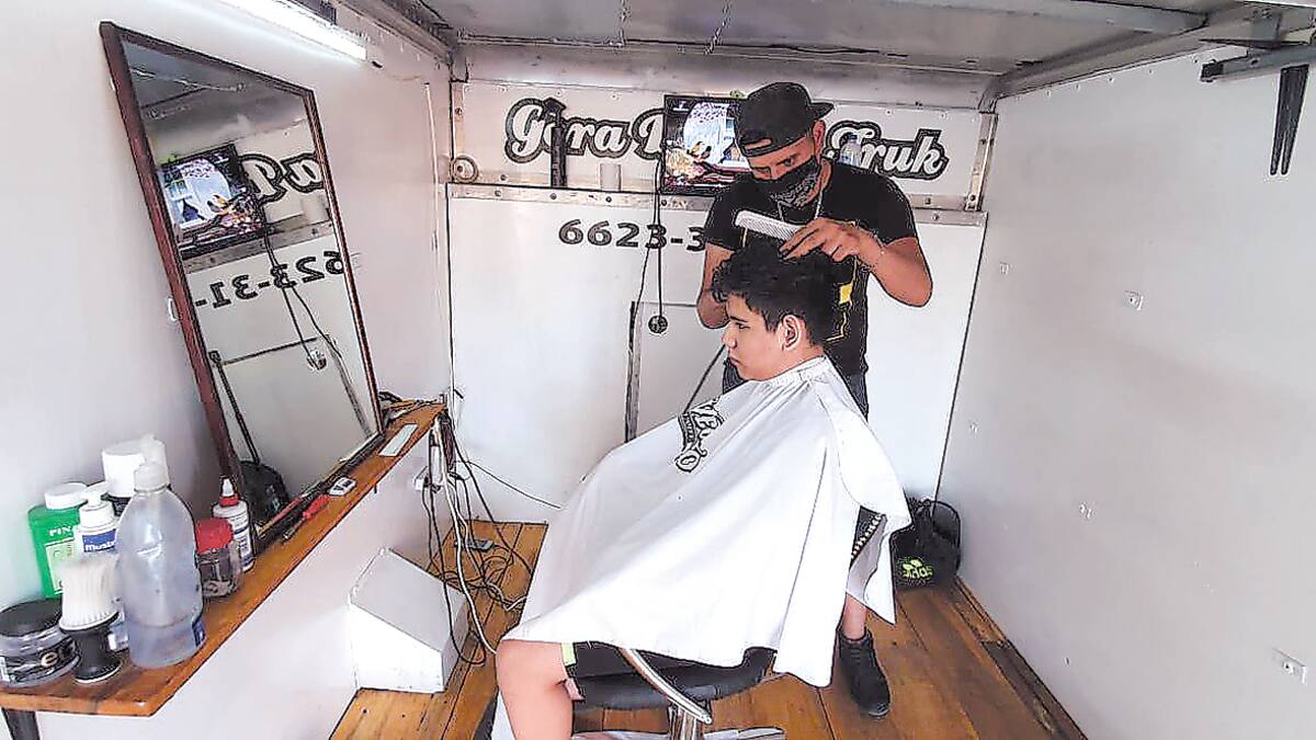 Si Jesús Gerardo ha podido continuar con su oficio, es porque en su momento se adaptó a las necesidades de sus clientes.