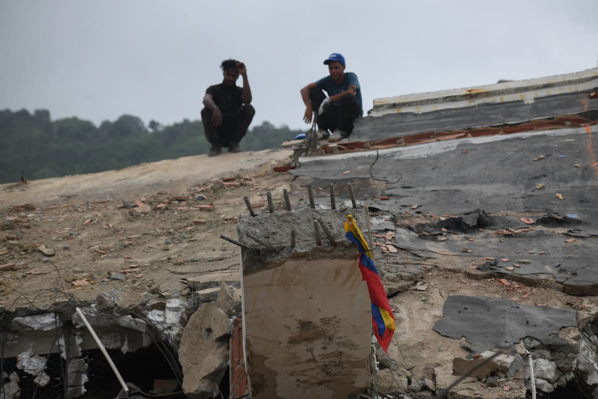 LA GUAIRA, 13 julio, 2026 (Xinhua) Voluntarios permanecen sobre un edificio colapsado después de que se registraran dos terremotos, en Playa Grande, estado La Guaira, Venezuela, el 13 de julio de 2026. (Xinhua/Marcos Salgado) (ms) (rtg) (ce)