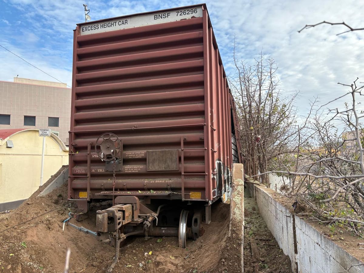 El vagón de tren recorría las vías de Sur a Norte a alta velocidad.