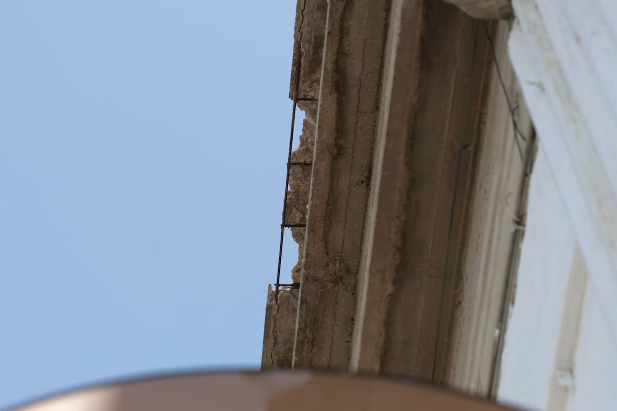 Cae nuevamente escombro de edificio en La Chinesca