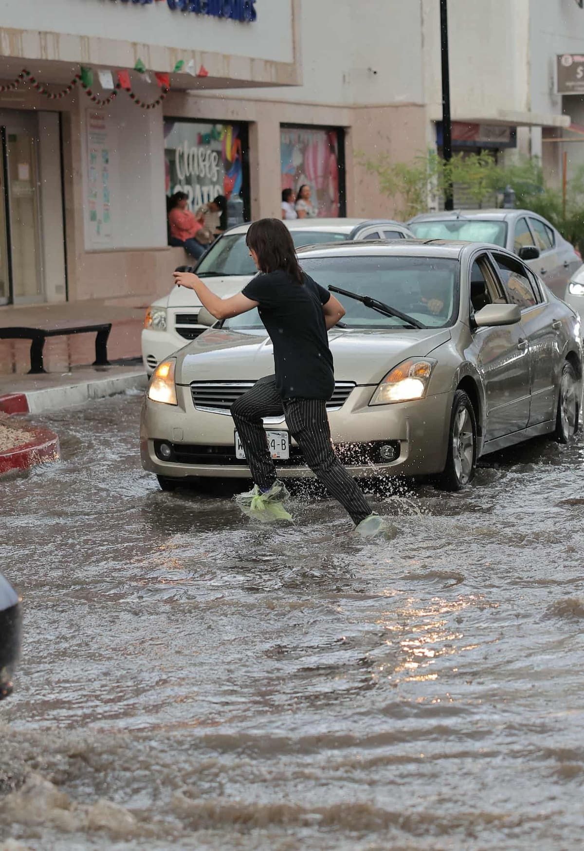 La fuerte lluvia que se registró ayer por la tarde captada en el Centro. | Crédito: Julián Ortega (GH)