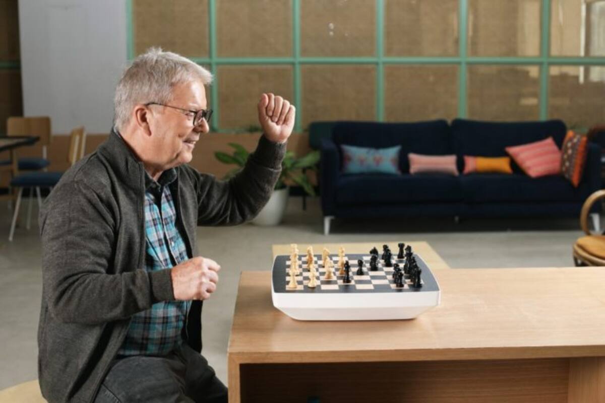 Tablero de ajedrez con IA mueve las piezas