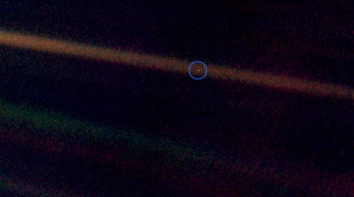 La Tierra vista a millones de kilómetros, foto conocida como "Un punto pálido azul"