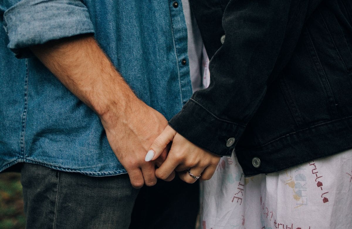 El miedo al compromiso no solo afecta relaciones amorosas, también influye en decisiones laborales y metas personales, señalan expertos | Foto: Especial (canva)