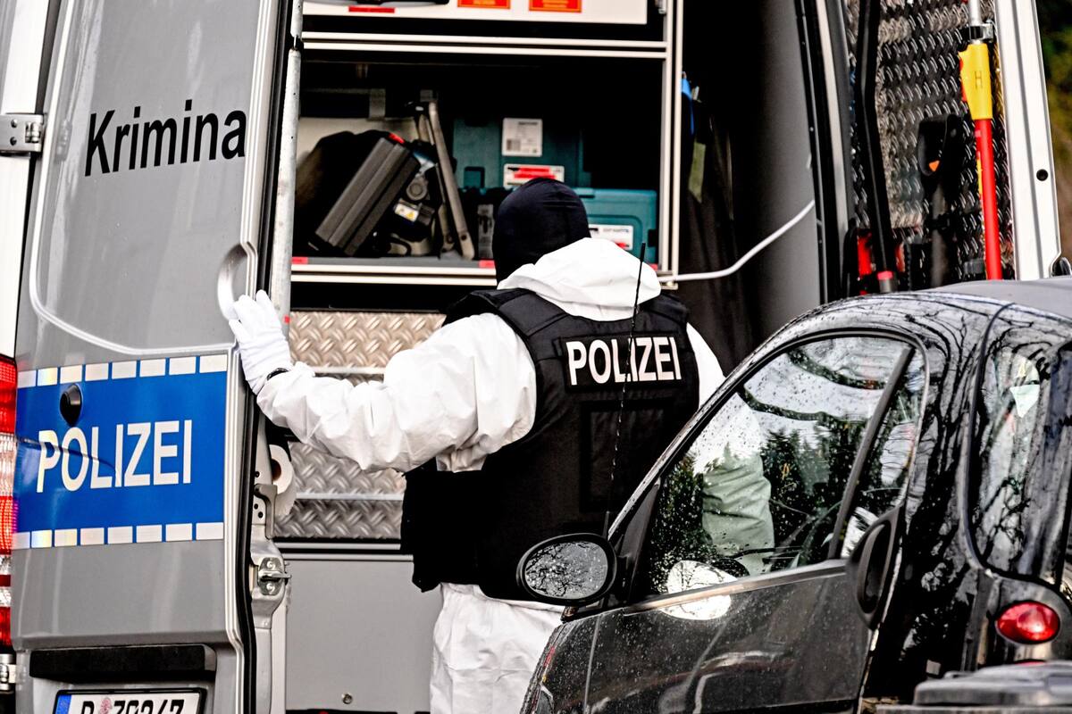 Un oficial de policía trabaja durante la redada en Berlín este 7 de diciembre que se saldó con la detención de personas presuntamente afiliadas al movimiento llamado Reichs Citizens (Reichsbuerger). EFE/EPA/Filip Singer