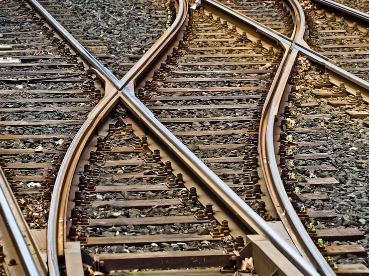 Mujer en estado crítico tras ser quemada viva en un tren de Chicago cuando discutía con su atacante; el hombre sigue prófugo