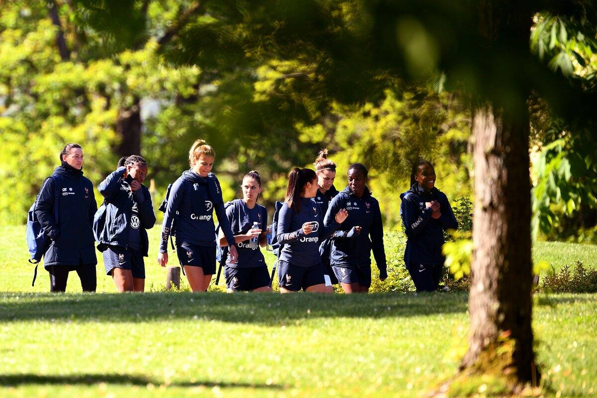 Seleccionadas francesas son desplazadas de sus habitaciones por equipo masculino