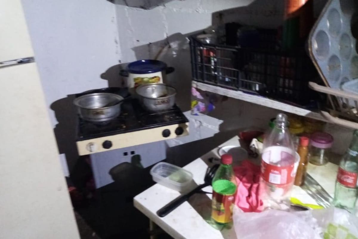 Hallan a niños abandonados y bajo llave en cuarto; tenían 14 horas solos