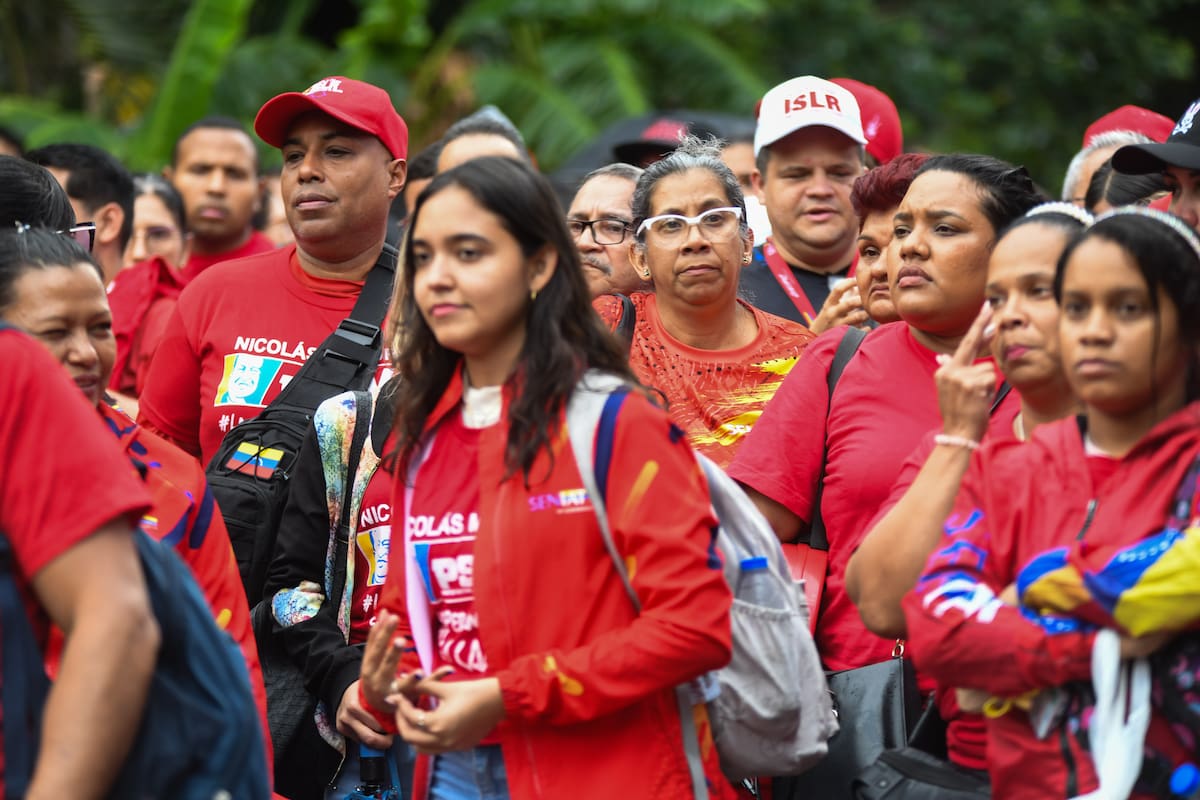(250829) CARACAS, 29 agosto, 2025 (Xinhua) Personas esperan para alistarse en la Milicia Nacional Bolivariana durante la segunda jornada de alistamiento, en Caracas, Venezuela, el 29 de agosto de 2025. Es con la "unión nacional" que se podrá hacer frente a "la agresión militar" que plantea el imperialismo norteamericano sobre Venezuela, afirmó el viernes el ministro del Poder Popular para la Defensa venezolano, Vladimir Padrino López. (Xinhua/Marcos Salgado) (ms) (rtg) (ra) (vf)