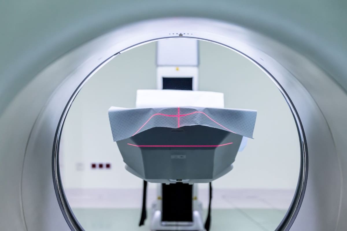 Hombre muere tras ser succionado por máquina de resonancia magnética en Long Island