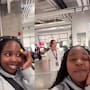 Turista afroestadounidense en China capta el momento en que una empleada la sigue mientras visitaba una tienda