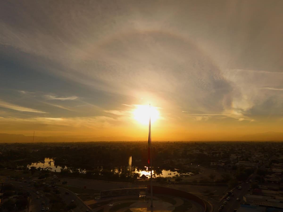Así se muestra el atardecer de diciembre en Mexicali, con el efecto del parhelio en el cielo cachanilla. (Foto: Arturo Ceceña)