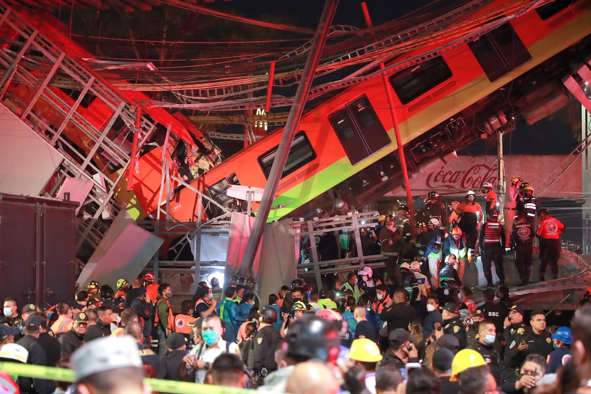 MEX4795. CIUDAD DE MÉXICO (MÉXICO), 16/06/2021.- Fotografía de archivo fechada el 3 de mayo de 2021, que muestra el colapso de los vagones del metro de la Línea 12, en Ciudad de México (México). El peritaje preliminar oficial del colapso de la línea 12 del metro de Ciudad de México, que dejó 26 muertes el 3 de mayo, reveló este miércoles "fallas estructurales" en la obra, realizada en la jefatura de Gobierno de Marcelo Ebrard, ahora canciller. EFE/ Carlos Ramírez ARCHIVO