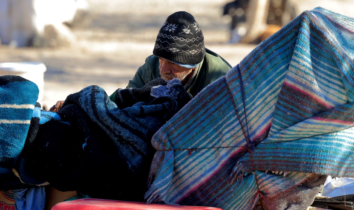Adultos mayores construyeron pequeños refugios con cobijas, cartón y plástico para protegerse del frío. FOTO: JULIÁN ORTEGA