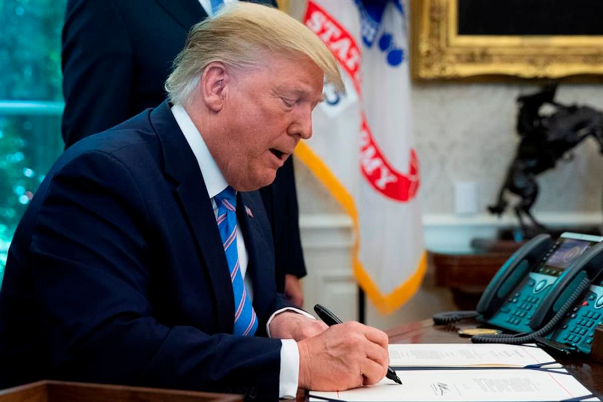 Donald Trump firma una declaración contra el aborto con 32 países