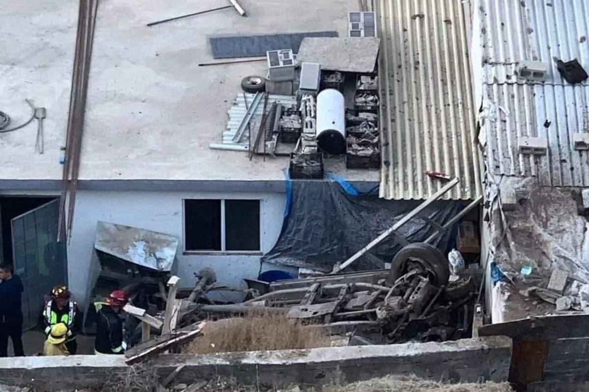 Policiaca Tijuana: Volcadura en Valle del Sur deja saldo de un muerto y un lesionado