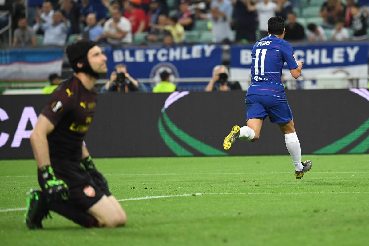 Chelsea's Spanish midfielder Pedro (R) celebrates after scoring a goal as Arsenal's Czech goalkeeper Petr Cech reacts during the UEFA Europa League final football match between Chelsea FC and Arsenal FC at the Baku Olympic Stadium in Baku, Azerbaijian, on May 29, 2019. (Photo by Kirill KUDRYAVTSEV / AFP)