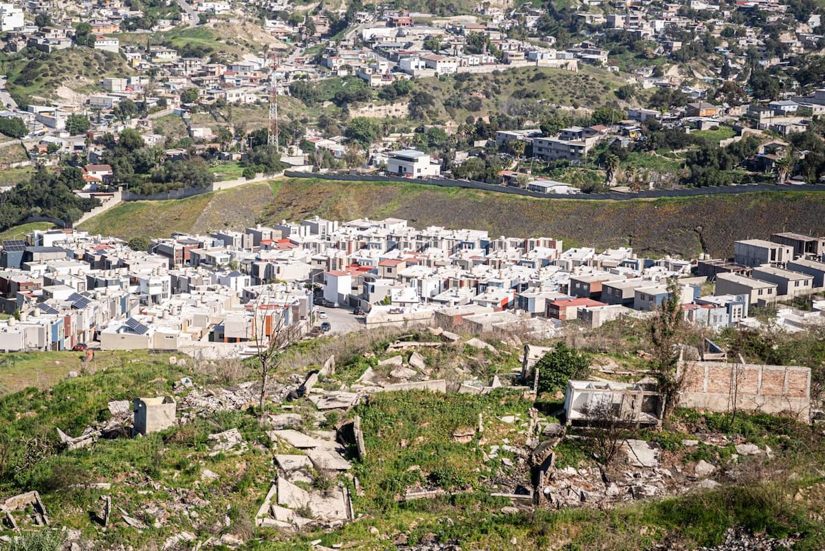 Personas afectadas denuncian estancamiento legal y exigen que la constructora responsable responda por las viviendas dañadas. Foto: Border Zoom