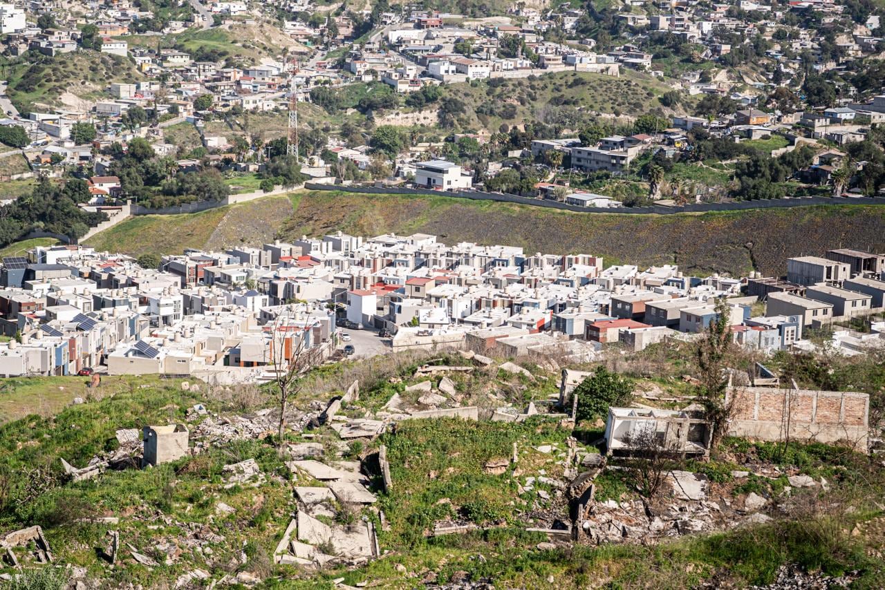 Personas afectadas denuncian estancamiento legal y exigen que la constructora responsable responda por las viviendas dañadas. Foto: Border Zoom