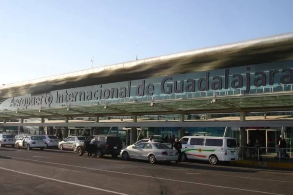 Avión con mexicanos deportados de EU llega a Jalisco