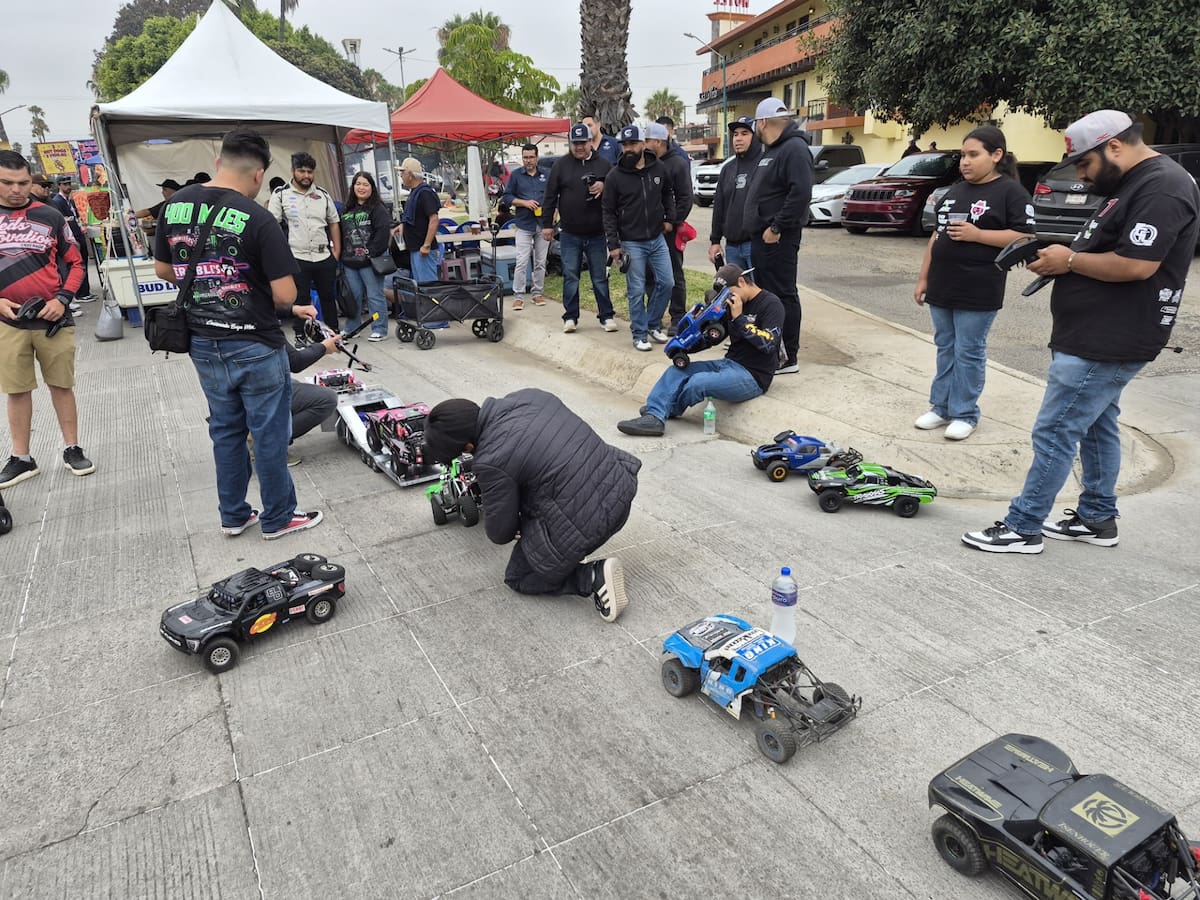 Fanáticos del off road exhibieron réplicas de Trophy Trucks durante la revisión mecánica de la Baja 500, una alternativa más accesible para vivir la emoción de las carreras todoterreno. Foto: Cortesía