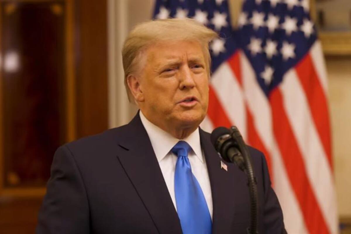 Trump indulta a su exasesor Steve Bannon quien está acusado de fraude