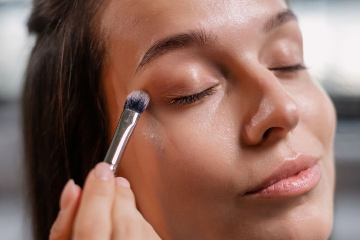 Cómo fijar sombras de ojos con vaselina para un efecto glossy