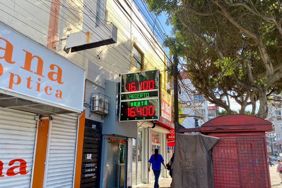 Sobreoferta del dólar favorece al peso