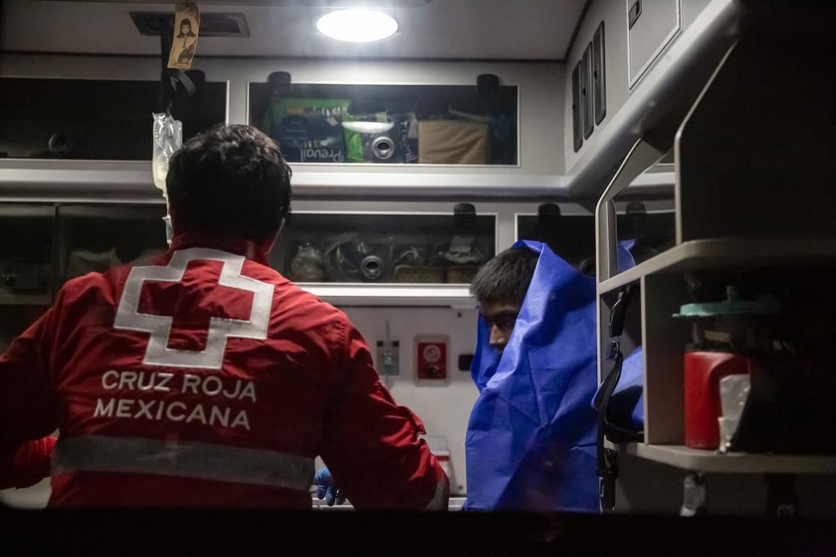 Dos hombres fueron detenidos con una pistola calibre 9 mm tras una persecución policial. Foto: Border Zoom