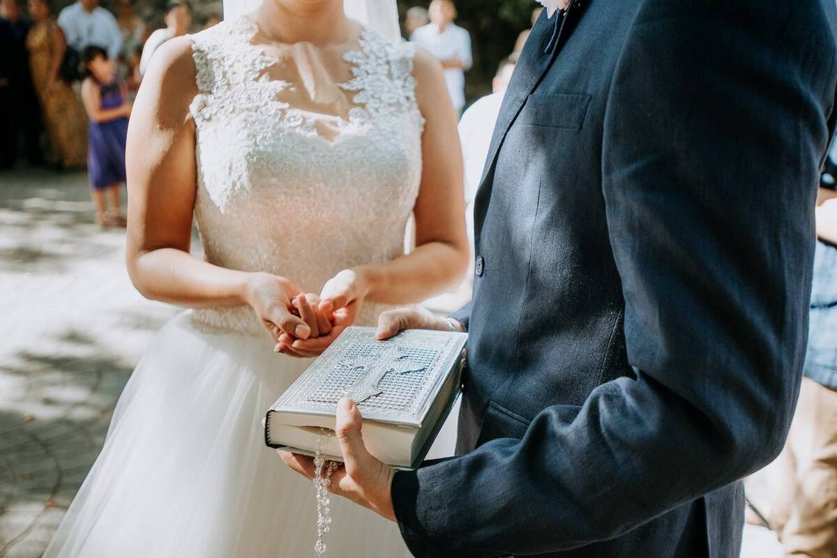 VIDEO: Influencer interrumpe boda para “hacerse el gracioso” y provoca indignación en TikTok