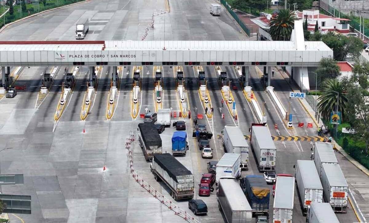 Fotografía de tráilers varados por el bloqueo de la carretera Puebla-CDMX. | Crédito: El Universal/Juan Carlos Williams