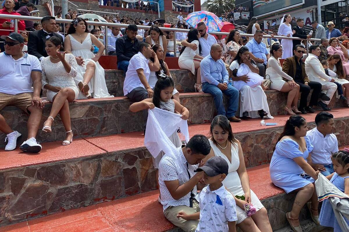 Se dan el 'sí' más de 300 parejas en el malecón de Playas de Tijuana