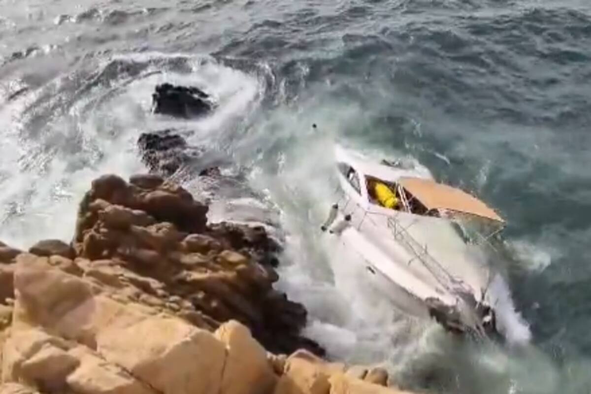 Rescatan a turistas tras hundirse yate en acantilado de La Quebrada