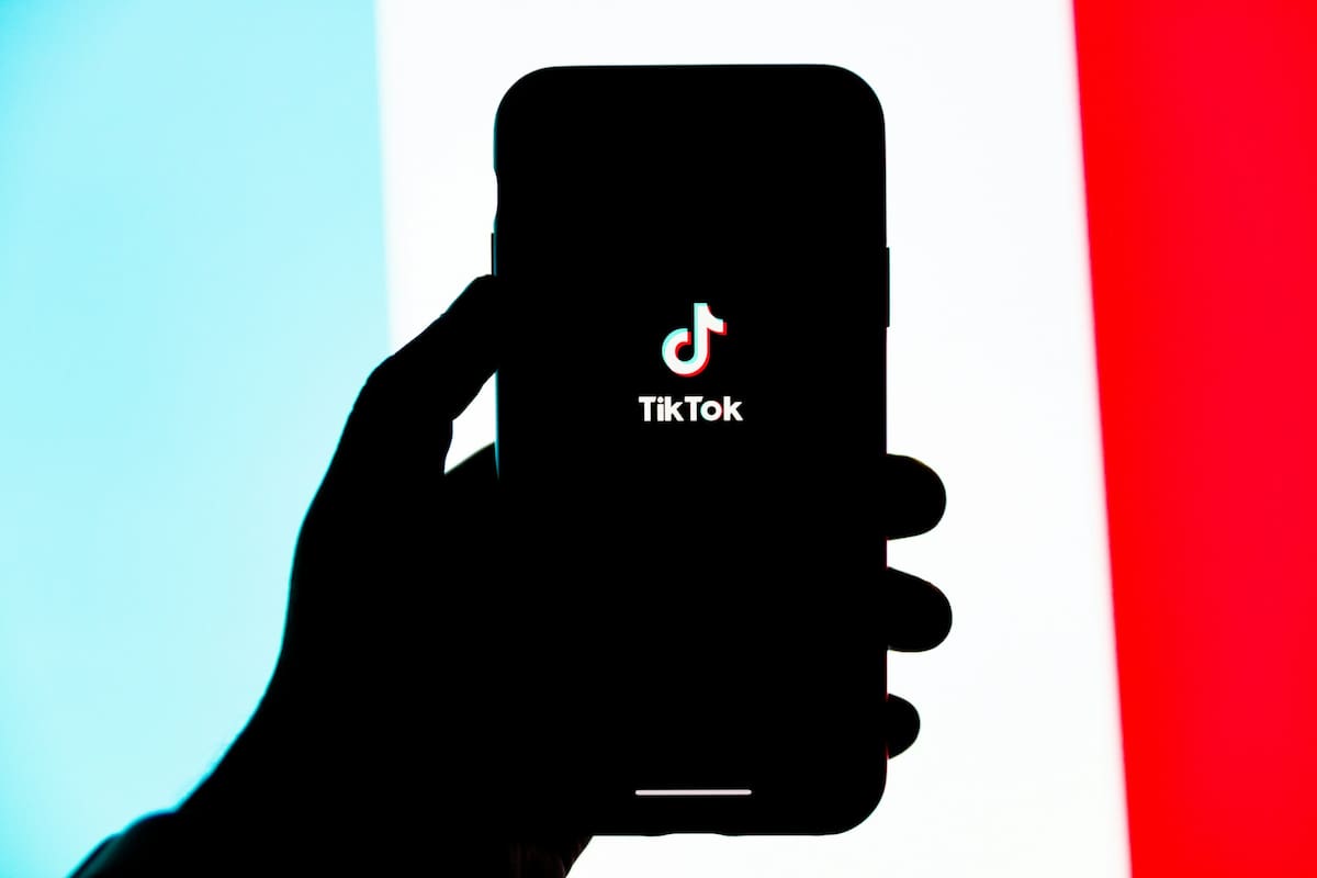Debido a las limitaciones para transmitir partidos oficiales, los usuarios buscaron otras formas de generar contenido, como el ambiente en los estadios. | Foto: Unsplash