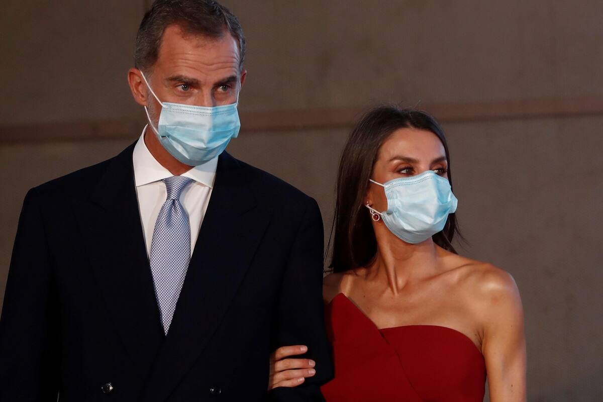 Cubrebocas con vestido formal: Así lo logró Letizia