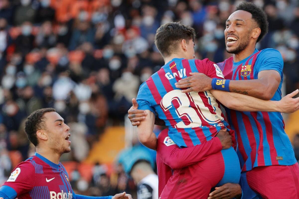 Barcelona golea a Valencia y se coloca en puestos de Champions League