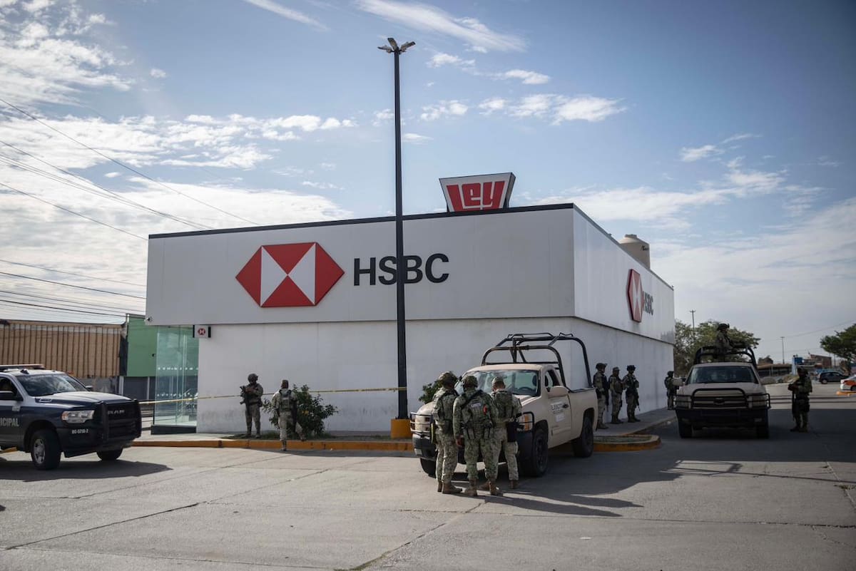 Un sujeto armado habría cometido un robo en una sucursal de HSBC y huyó en motocicleta, lo que derivó en un operativo de autoridades federales y municipales. Foto: Border Zoom