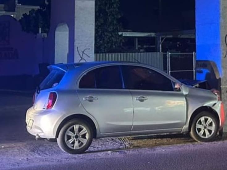 Pierde el control y choca contra entrada de fraccionamiento