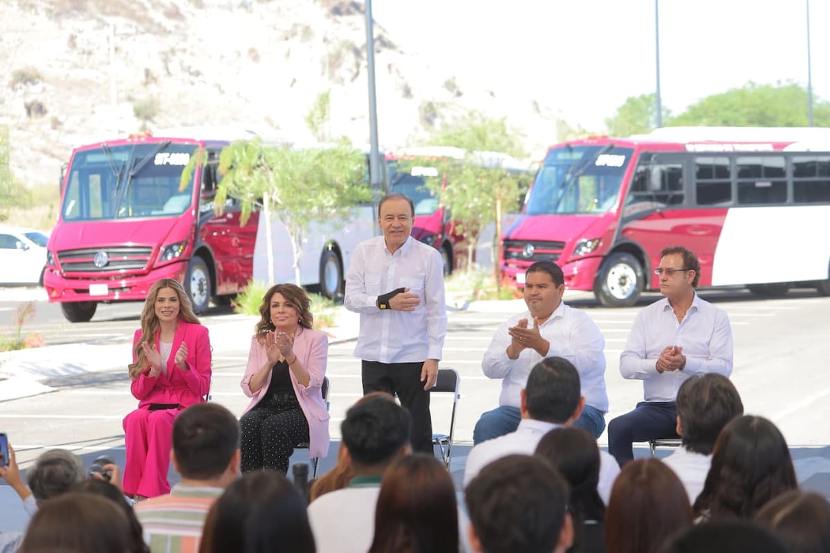 El gobernador Alfonso Durazo durante la entrega de 21 unidades de transporte urbano en Hermosillo.
