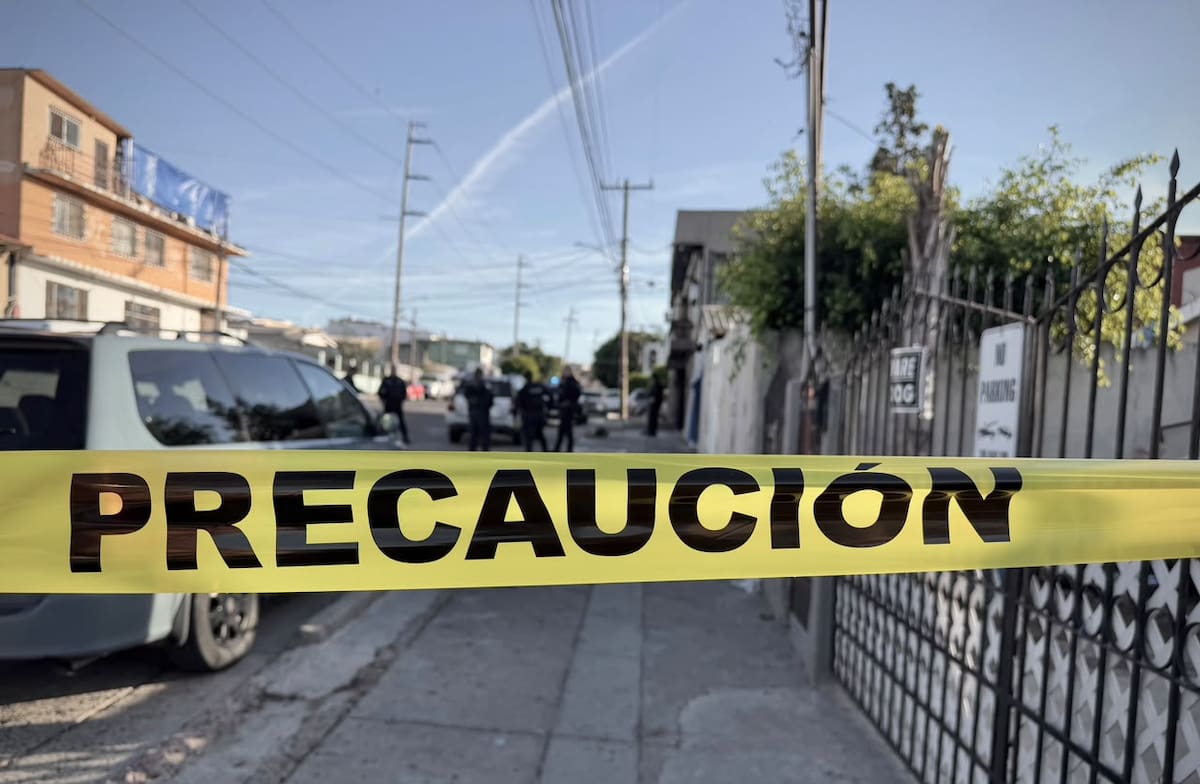 Un hombre y una mujer resultaron lesionados por disparos de arma de fuego en la colonia Jardines del Rubí, en Tijuana. El presunto responsable huyó a pie con un arma. Foto: Cortesía / Border Zoom