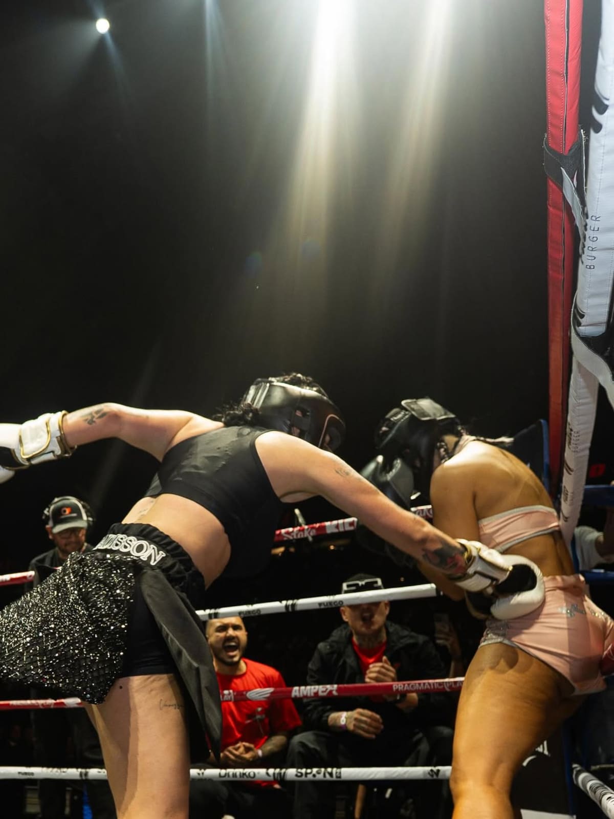 Karely Ruiz castiga a la influencer colombiana, Karina García, durante el combate de Stream Fighters 4 en Bogotá. (Foto: @karelyruiz)