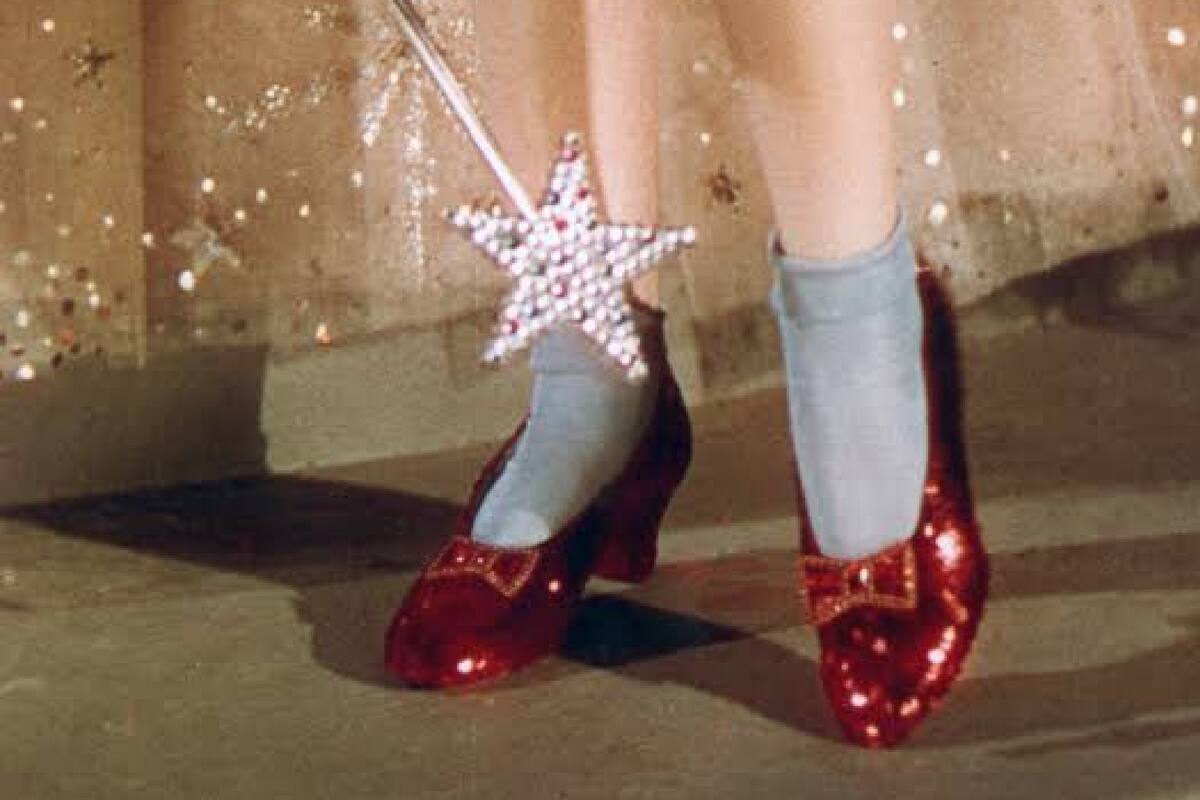 Zapatillas de Judy Garland en ‘El Mago de Oz’ son vendidas por 28 millones de dólares
