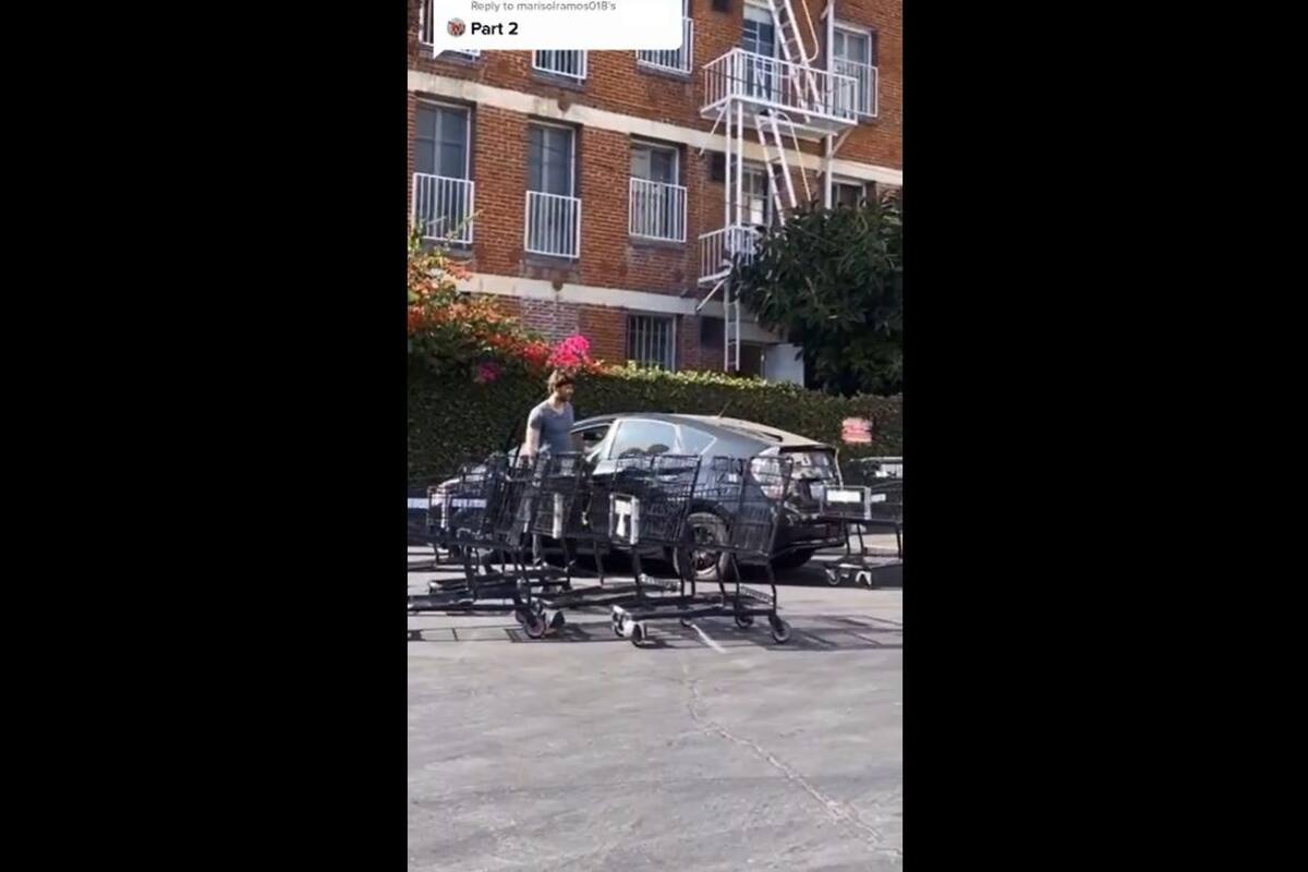 VIRAL TIKTOK: Hombre no quiere dejar el carro de compras en su lugary trabajador le hace una broma