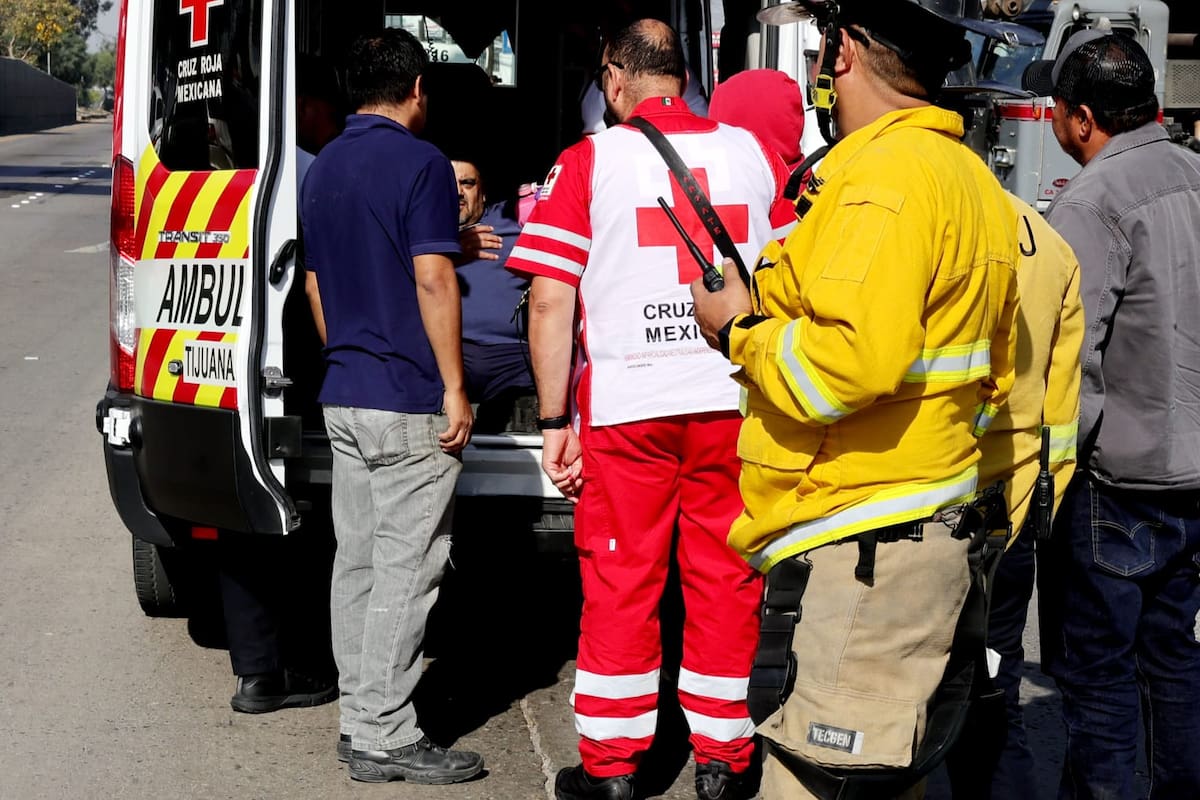 Según testigos de los comercios aledaños la conductora del vehículo ignoró el semáforo en rojo e impactó al motociclista. Foto: Sergio Ortiz