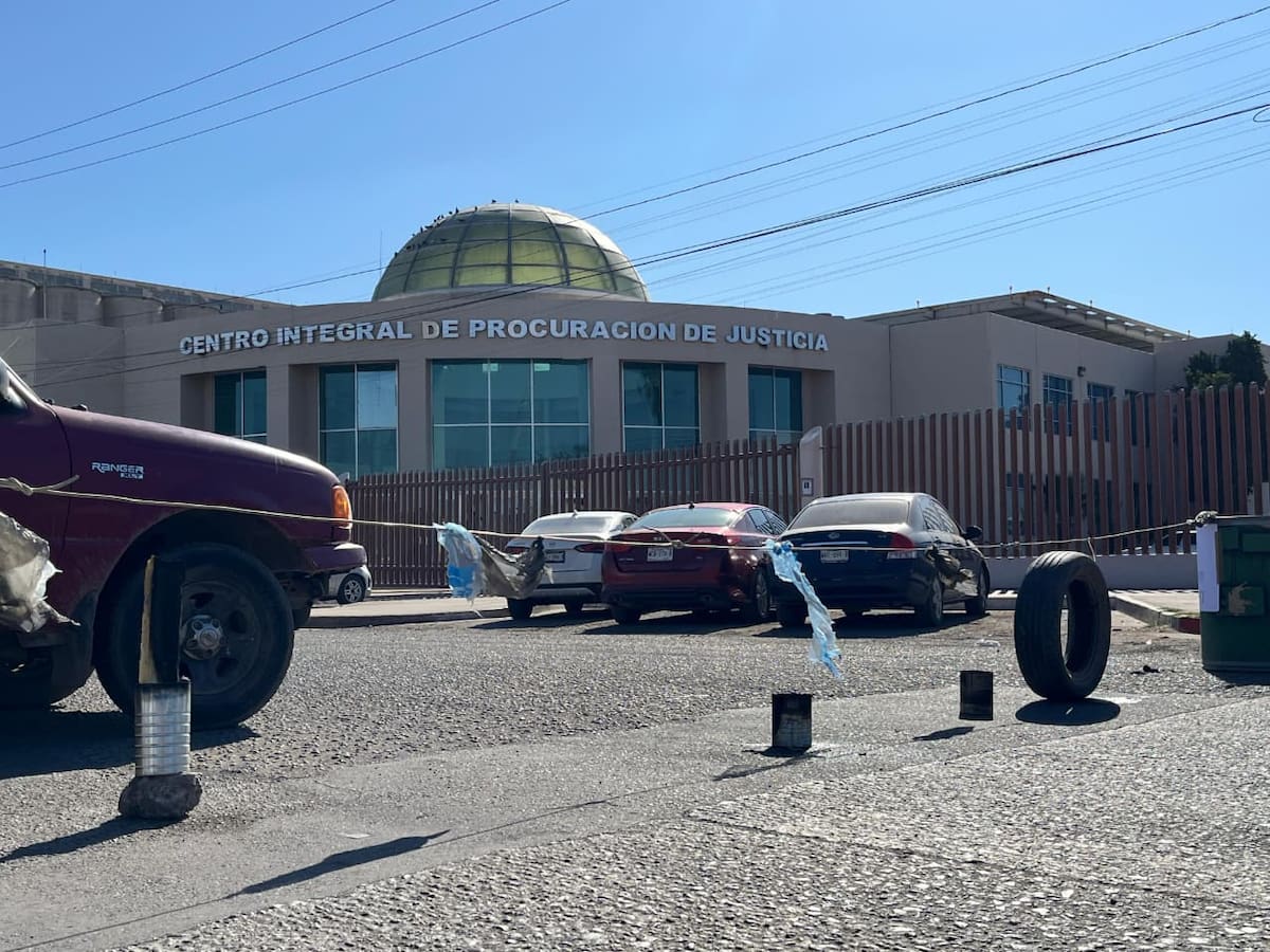 Familia de Nancy mantiene bloqueada la calle Jalisco y Yaqui, frente al Centro de Procuración de Justicia de Cajeme.