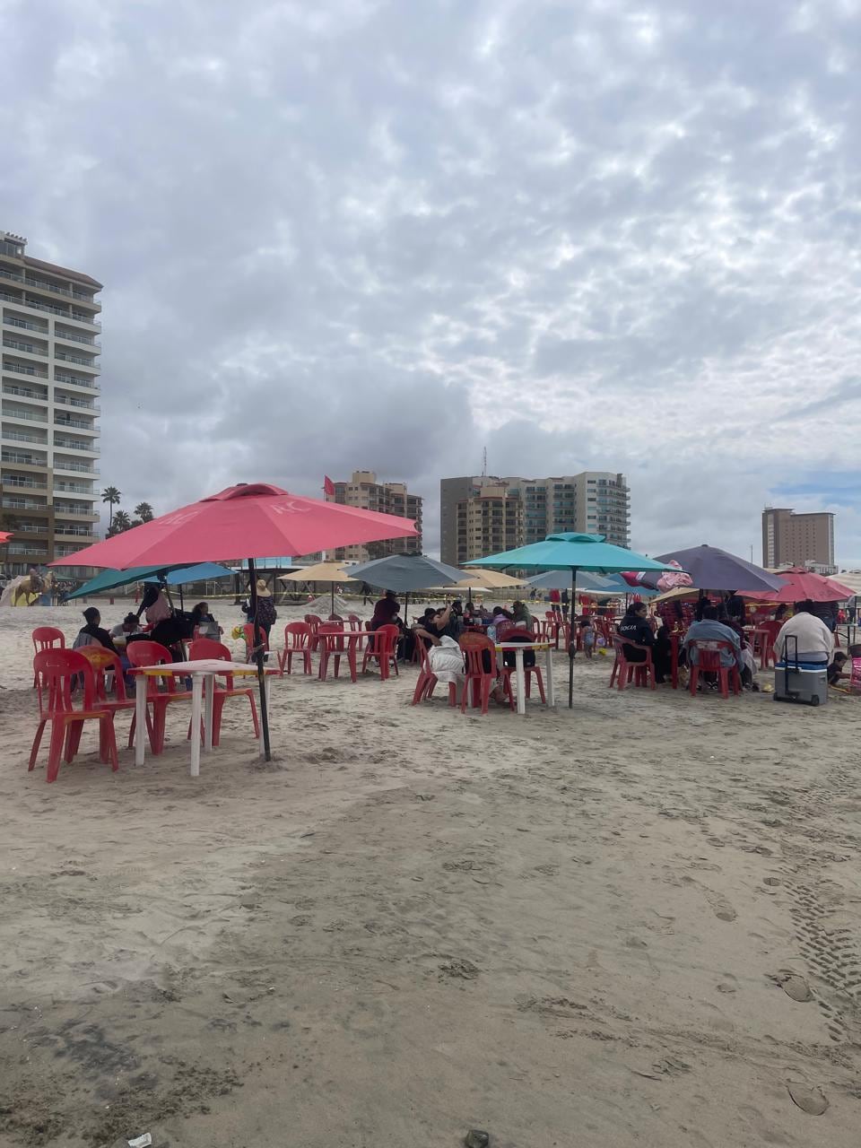 Jueves Santo transcurre con poca afluencia de visitantes en las playas de Rosarito, donde la presencia de bañistas es moderada, aunque se espera un incremento considerable a partir del viernes. Foto: Carmen Gutierrez