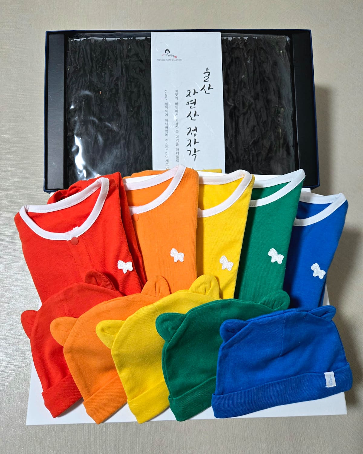 Un regalo preparado por el presidente Yoon Suk-yeol. Consiste en cinco colores de ropa de bebé, ideal para 'Pang Pang Ranger', y algas marinas naturales para la pronta recuperación de la madre. Foto: Oficina Presidencial