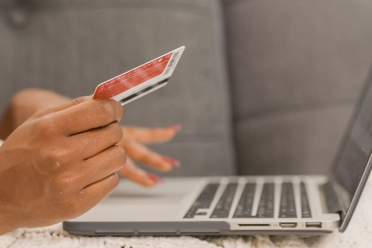 6 de cada 10 usuarios compraron ropa por Internet en 2023: AMVO