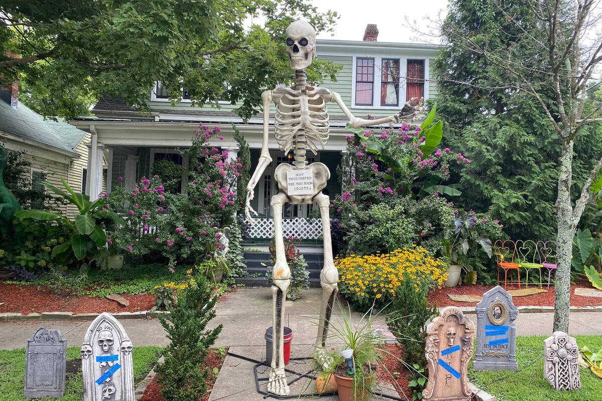 Instala un esqueleto y lápidas en su jardín para invitar a la gente a vacunarse